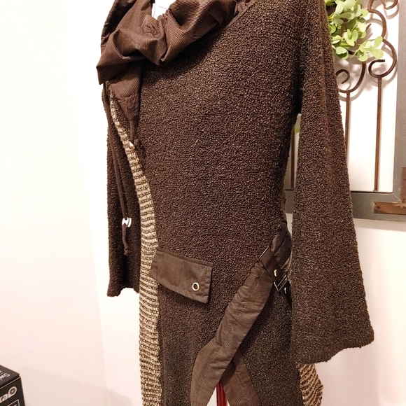 NWOT Gorgeous thigh length asymmetrical sweater - Picture 2 of 5